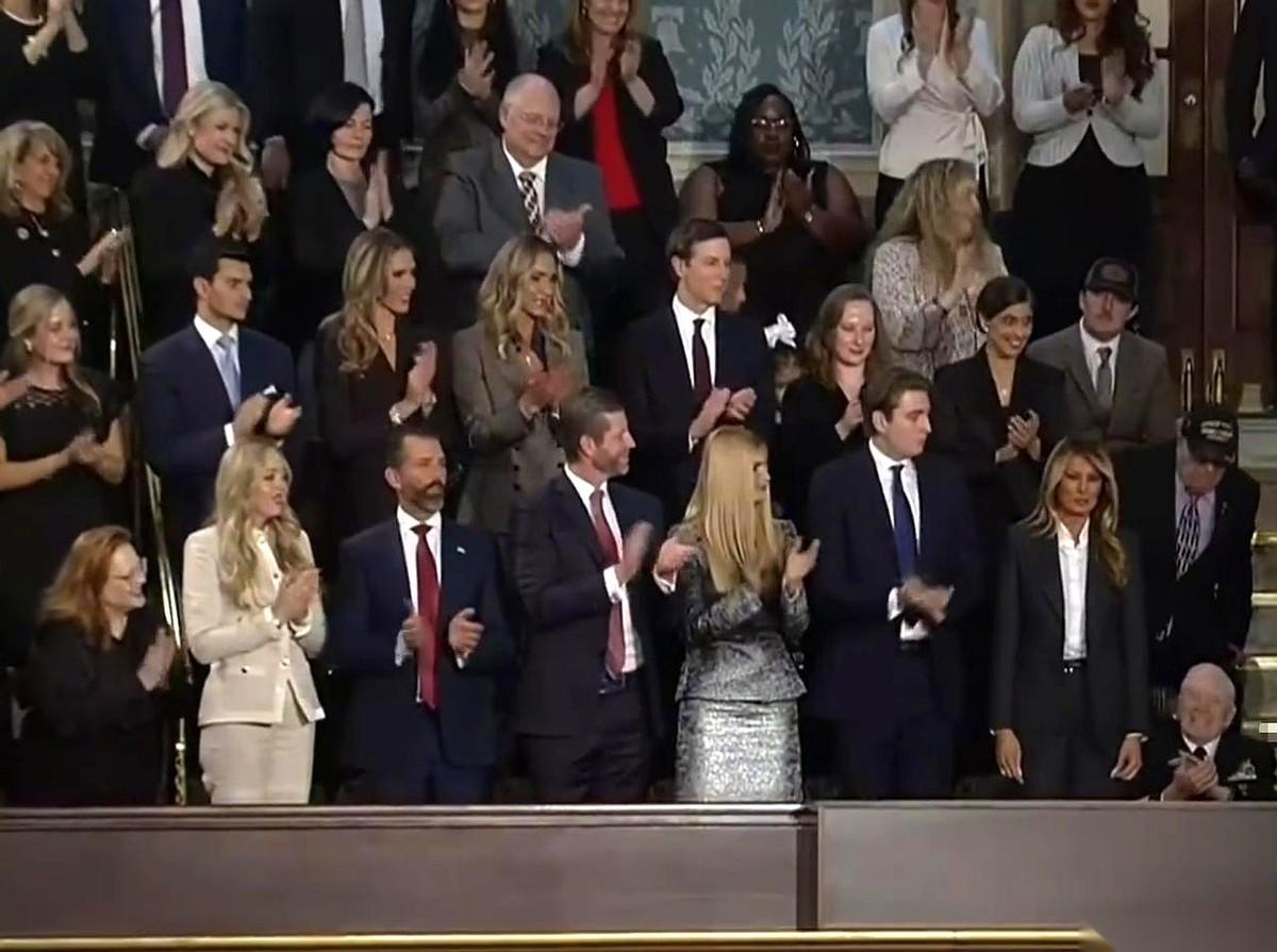 第一排，坐的是老婆、儿子、女儿。第二排，才轮到那个权势滔天的女婿。有意思吧？