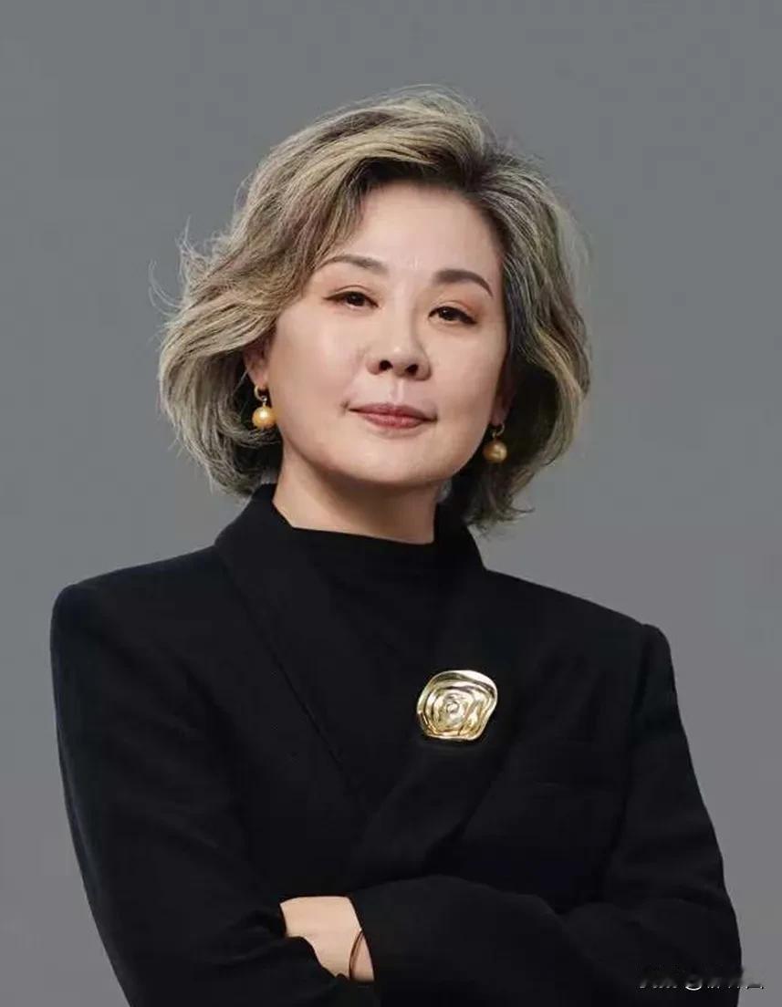 61岁丛珊怎么老成这样了？满头可见的白发也不染，与年轻时《牧马人》中的青涩形