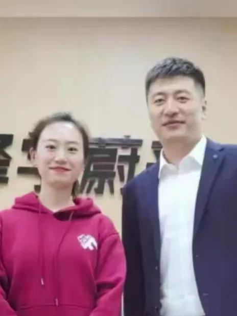 张雪峰伍佰演唱会带妻同框，博士妻子低调多年终曝光2025年11月9日晚，伍佰