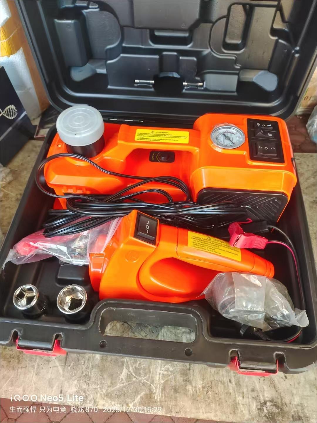 电动千斤顶上个月买的，不是图新鲜，是上次在高速上换胎，用手摇千斤顶蹲了二十分钟才