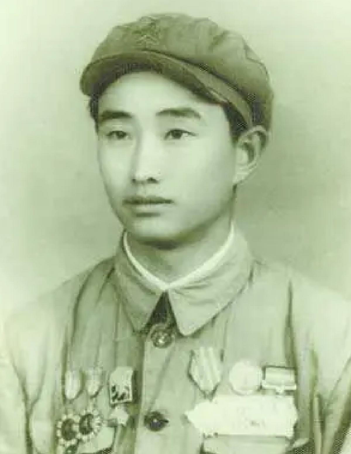 1943年山东栖霞，20名八路军正在吃饭，突然3架敌机俯冲而来，班长慌忙大喊:不