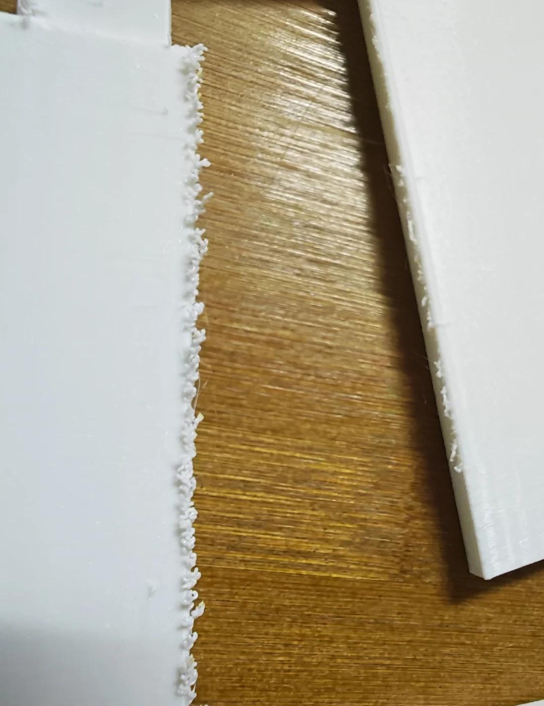 3D打印这种边缘残留是什么情况图1跟图2是最近打印的情况，在边缘总会留下一些残