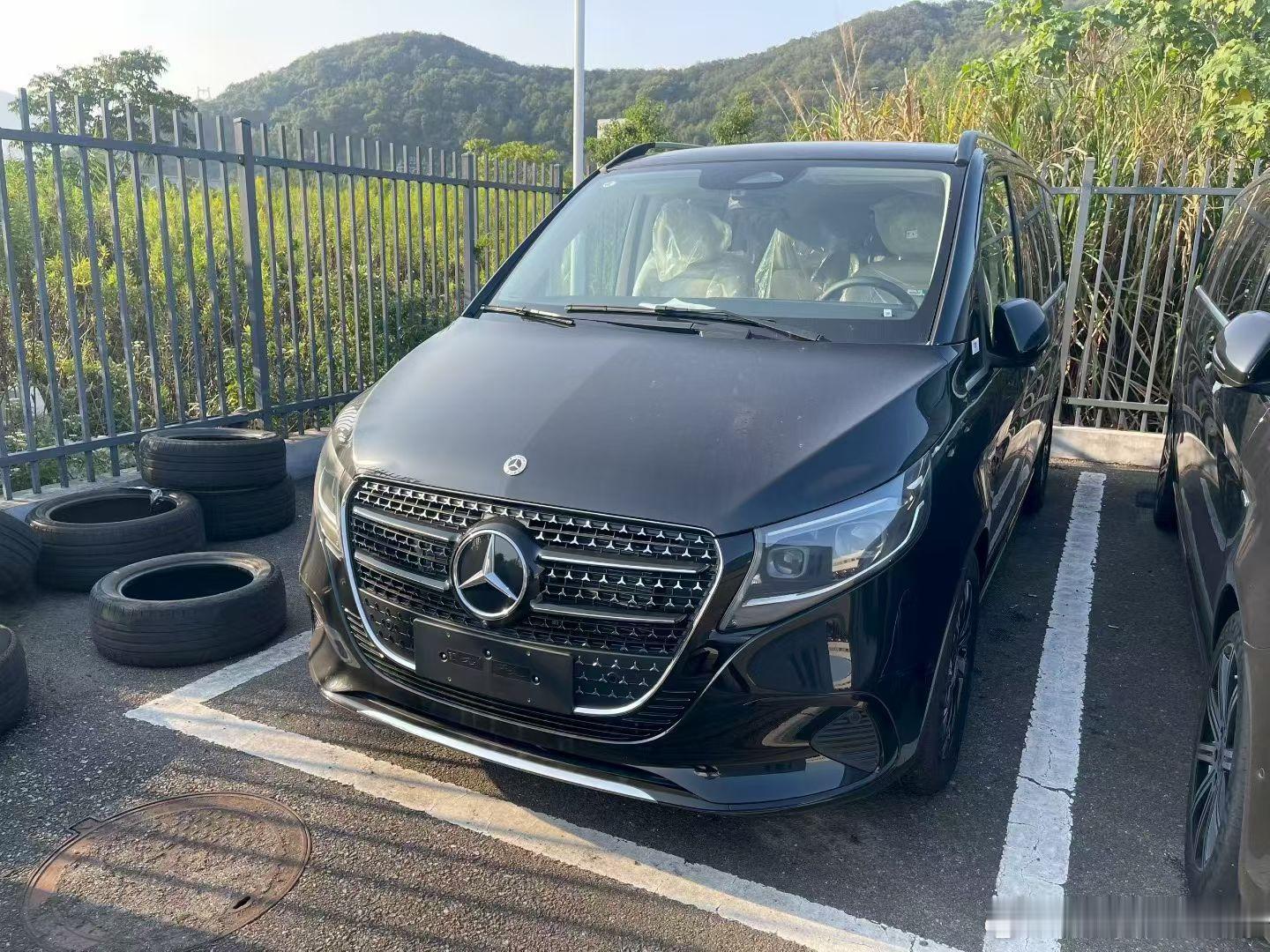 奔驰 V300尊贵版 黑米 指导价609800元 全款裸车 39680...