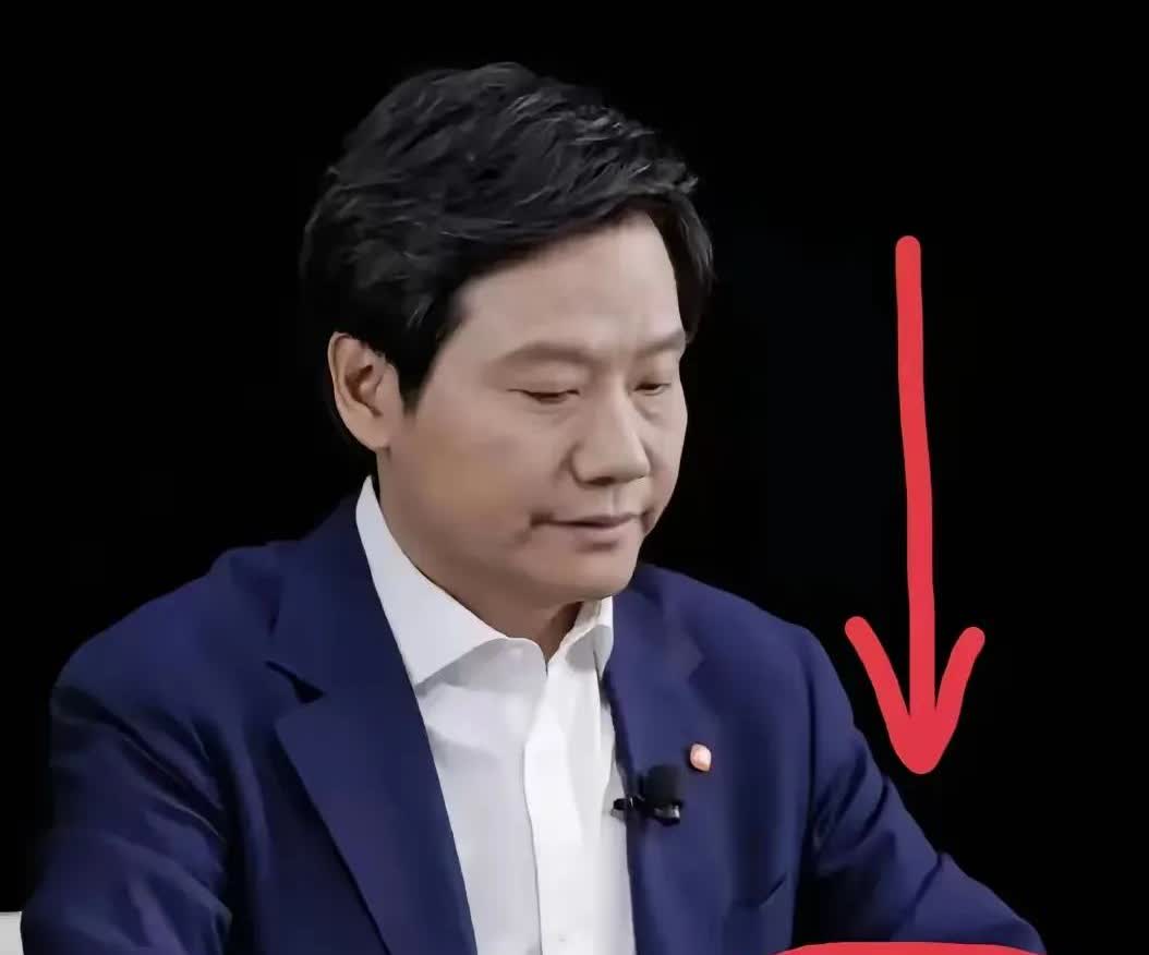 雷军可能没料到。前脚刚把碳纤维前舱盖吹成“赛道级黑科技”，后脚就被车主用鼓风