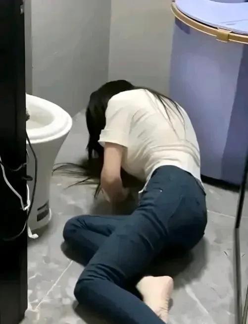 河南16岁女孩在家上厕所时，不慎摔倒死亡。家属悲痛之余，想到学校曾为女孩买过一份