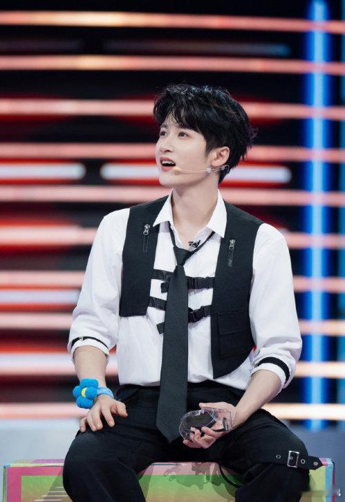 檀健次的声音自带故事感，每一个音节都充满魅力，低沉时蛊人，温柔时治愈。节目里的每