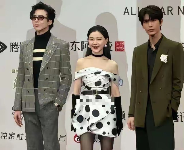 之前一直觉得金靖就是普通长相，最近才反应过来，原来她也是妥妥的大美女​​​