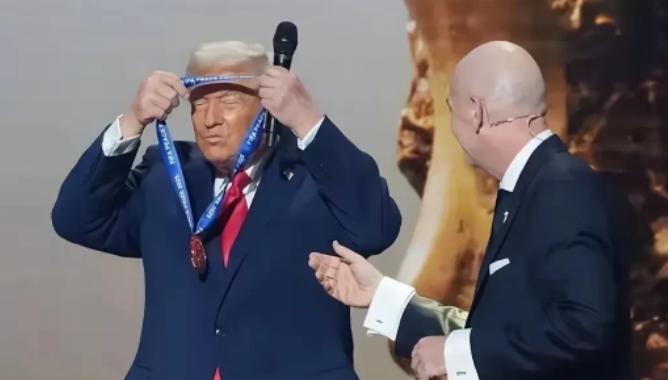 国际足联主席彻底尴尬！距离世界杯开赛只剩两天，全世界球迷都在等开球。结果东道主美