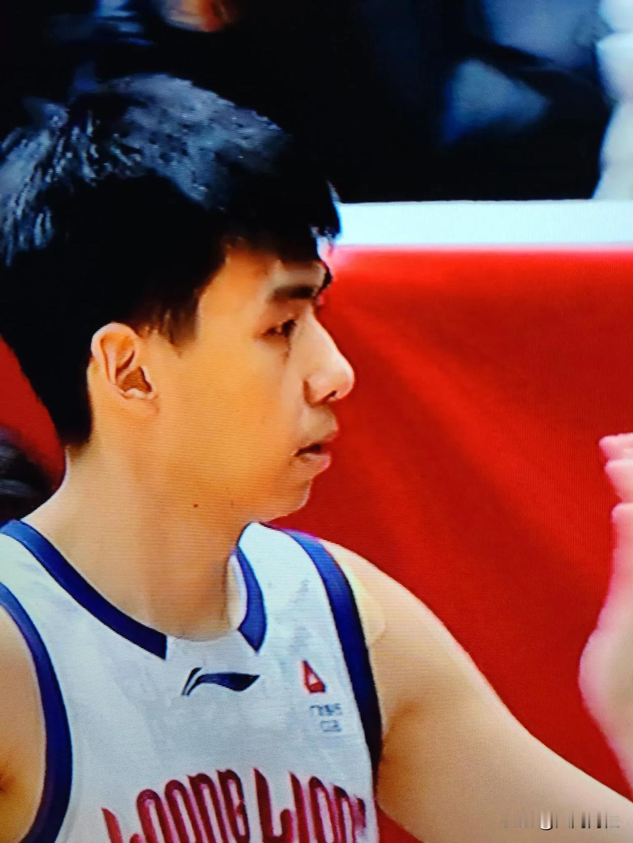 一周后中日男篮之战令人关注，谁将胜出，对郭士强指导是一次关键考验，出战名单中周琦