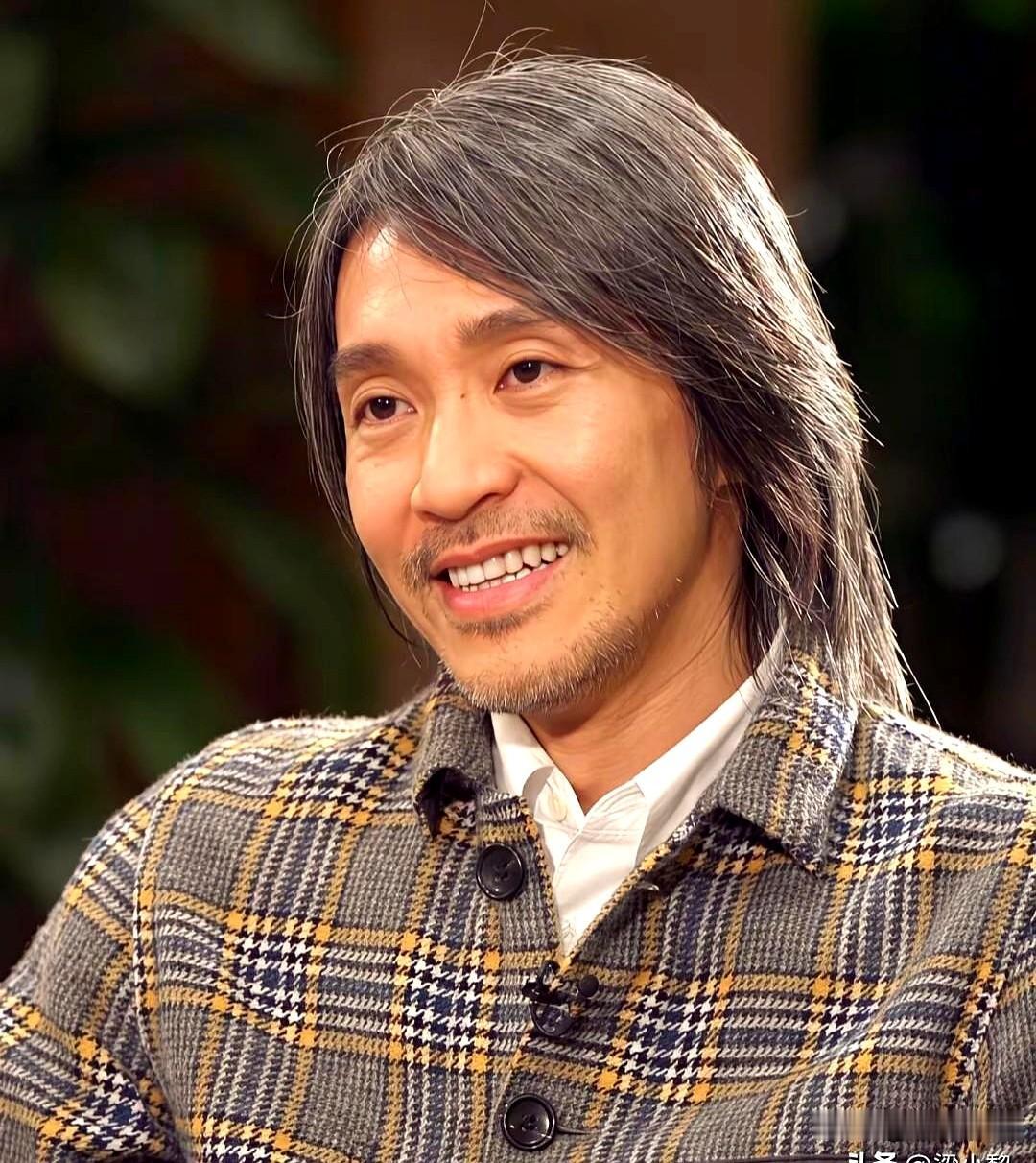 周星驰和欧弟那段采访，真挺能说明问题。欧弟夸他喜剧好看，顺手追问灵感从哪来，周
