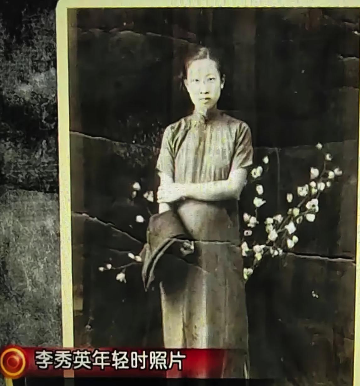1937年12月19日，19岁的李秀英，怀孕7个月，被日军砍了37刀，父亲蹲在旁