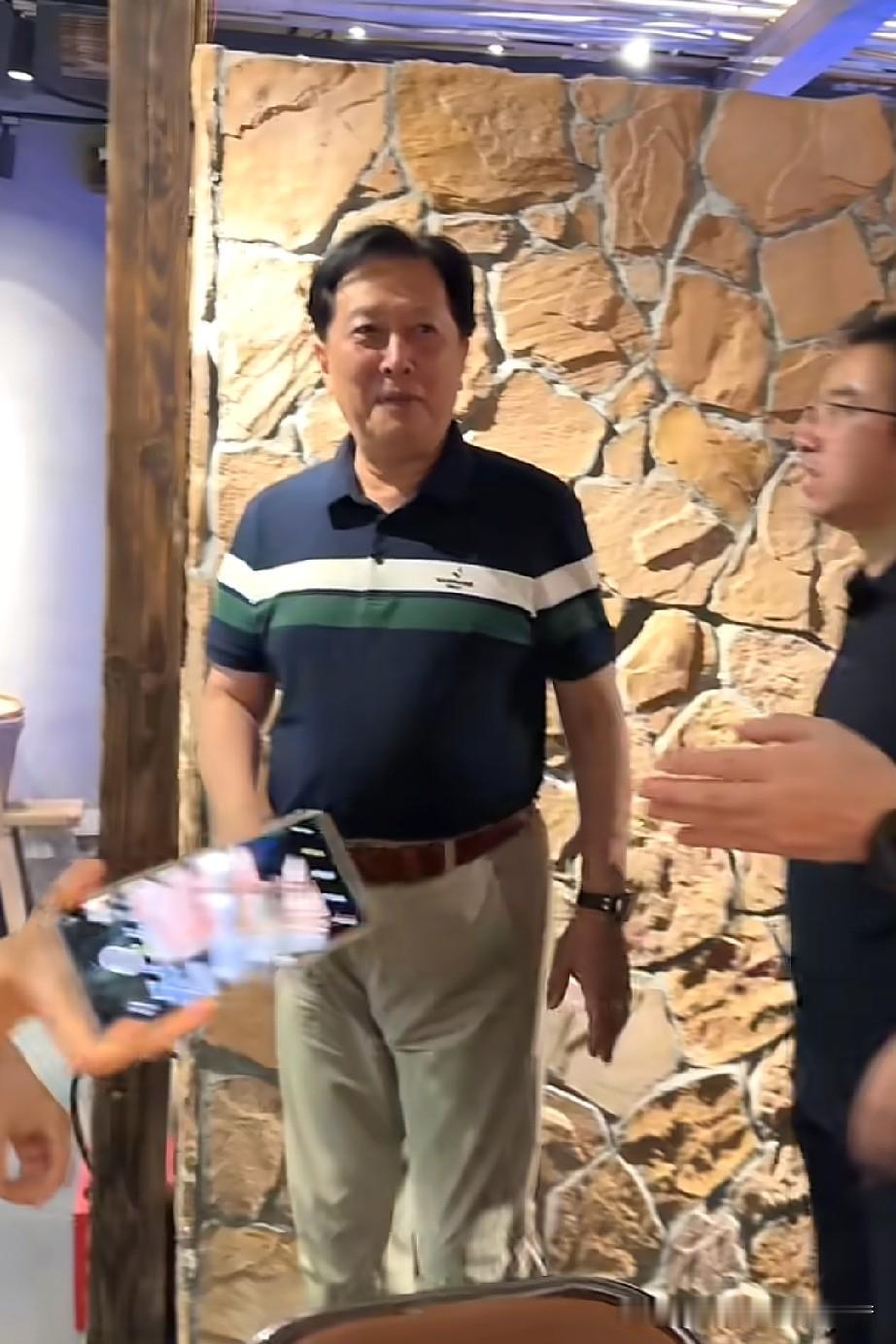 一位男影迷在贵阳某饭店偶然撞见知名演员唐国强，影迷上前提出要和偶像合影，唐国强脸