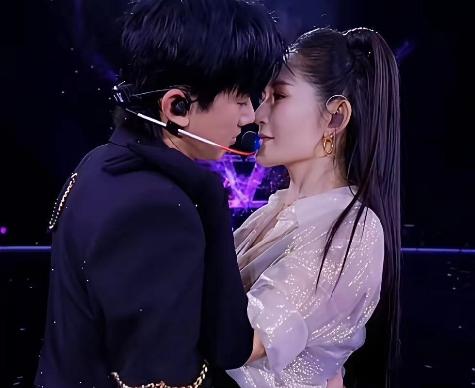 原来生理性喜欢藏不住！澳门演唱会上，谢娜惊喜现身，张杰的眼神瞬间亮了，全程盯着她