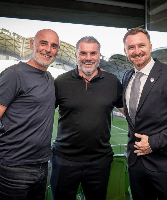 刘闻超: 趁着假期穆斯卡特回到了澳大利亚, 与波帅会面