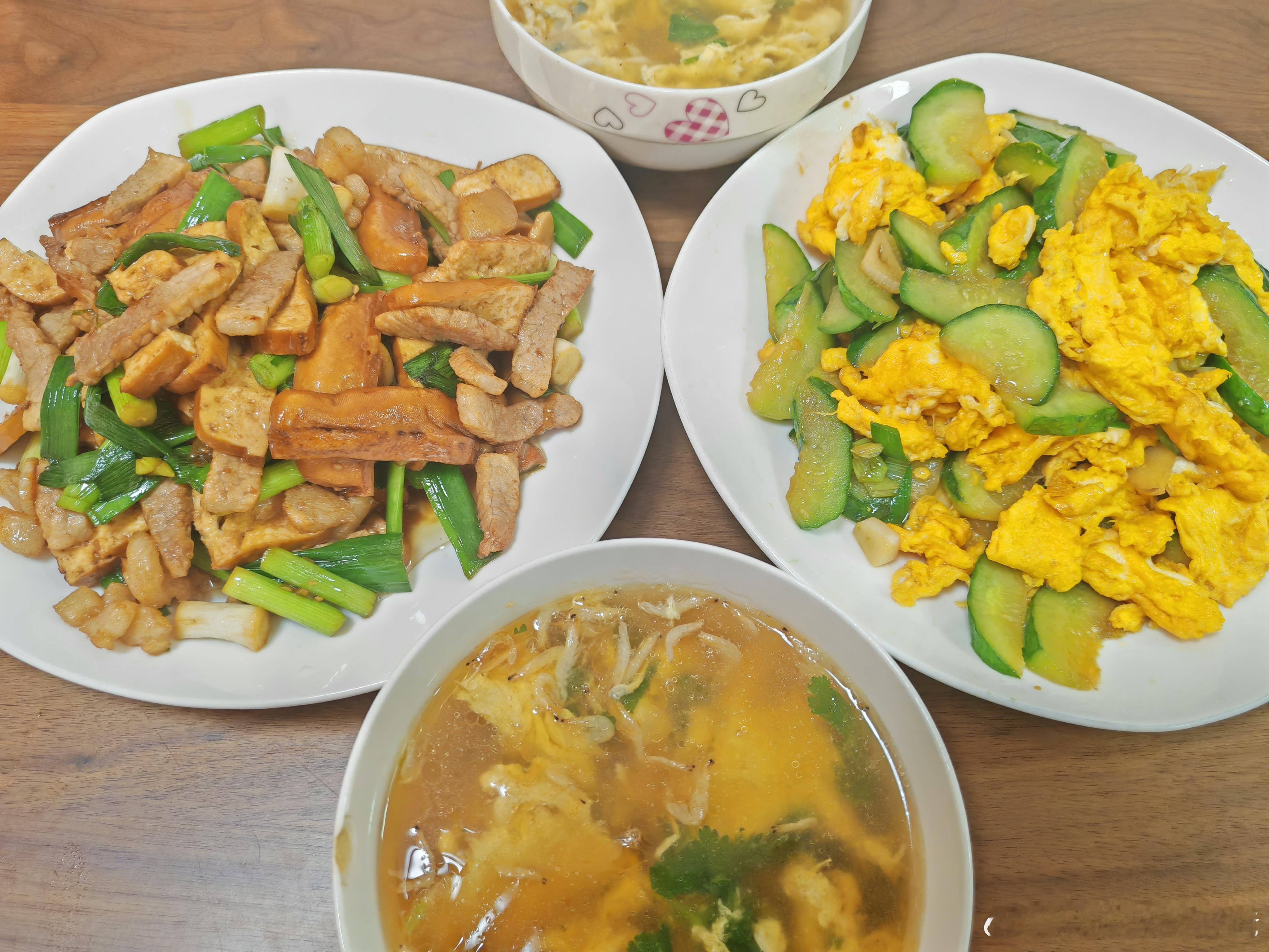 开饭啦，两菜一汤！