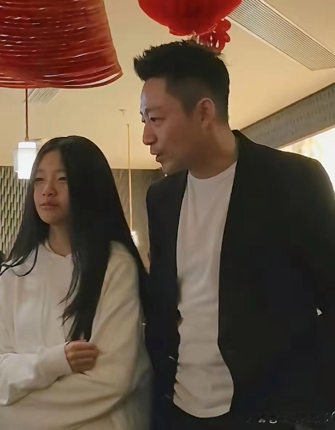 大S女儿小玥儿跟她长得太像了，简直就是大S本人。她跟汪小菲走一起，那气质，像极了