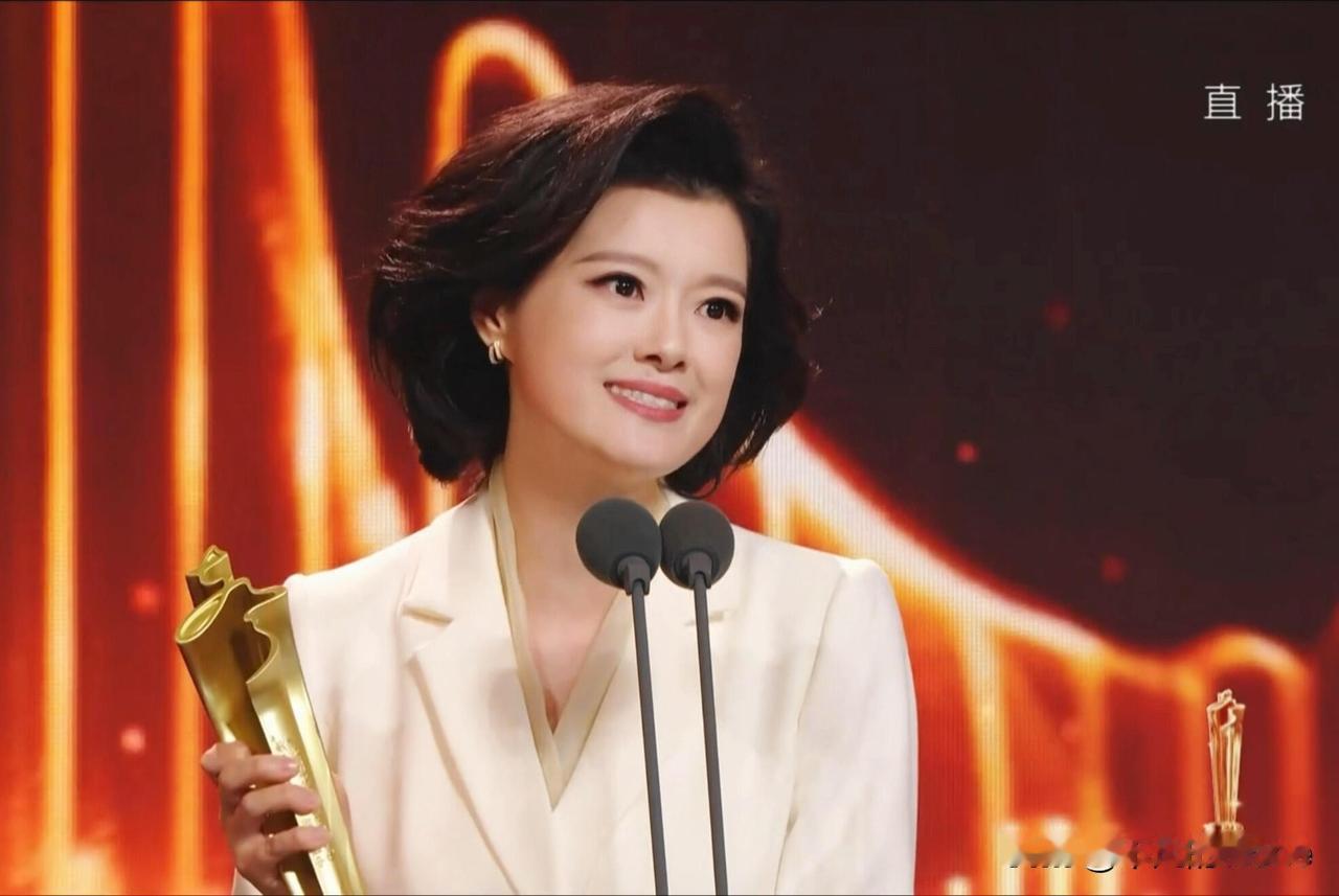 12月25日央视主持人邹韵更新动态，并配文“致敬金声，不负荣光”。我是从20