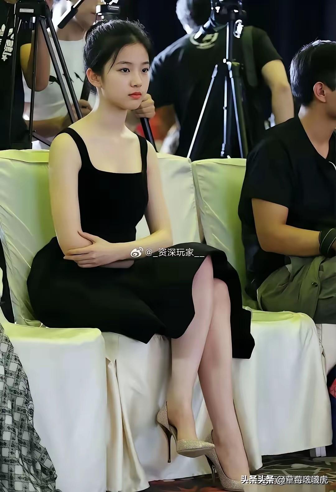 这么小的女孩子，打扮得那么成熟！