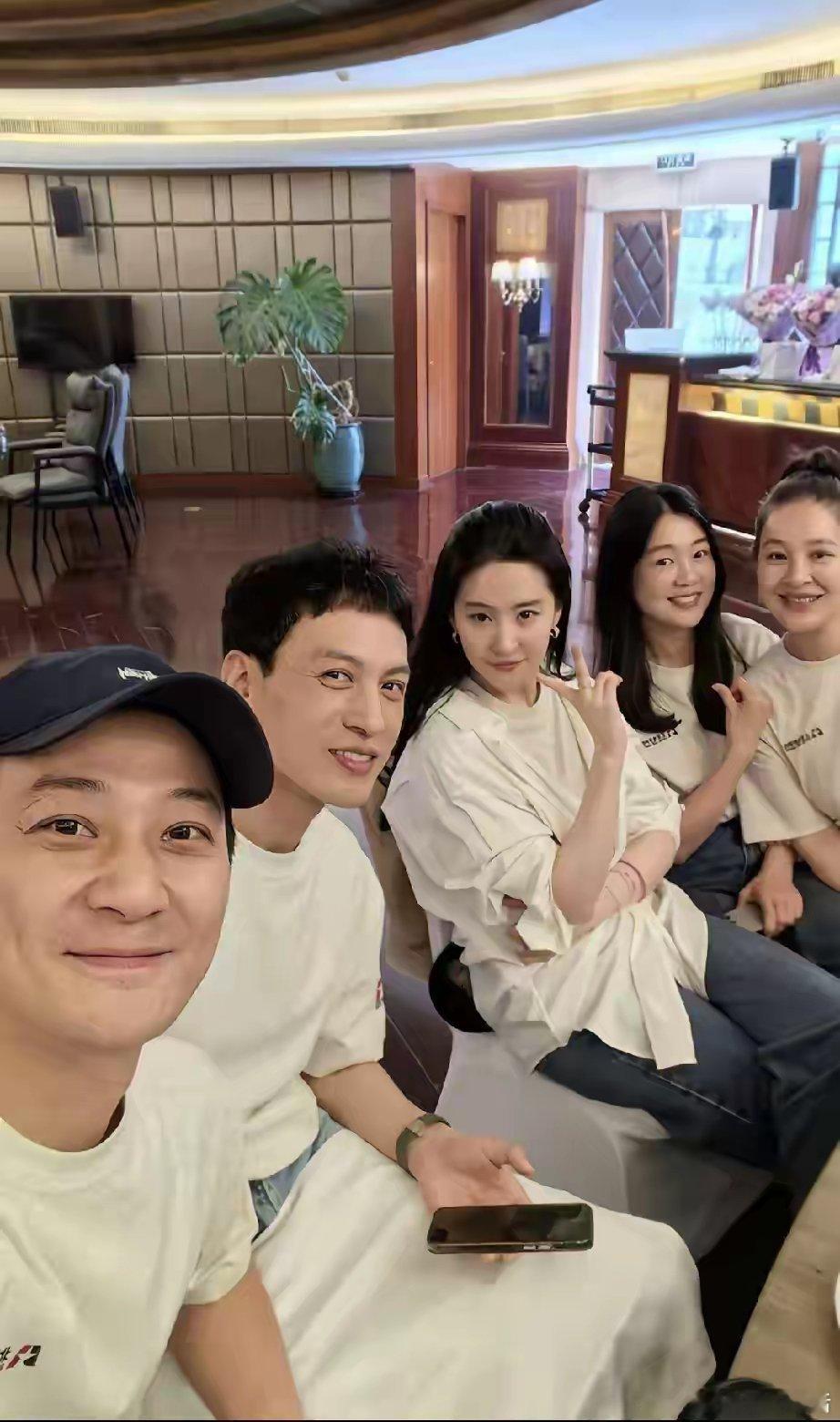 刘亦菲的同学聚会，过了那么多年还能聚齐也太难得了