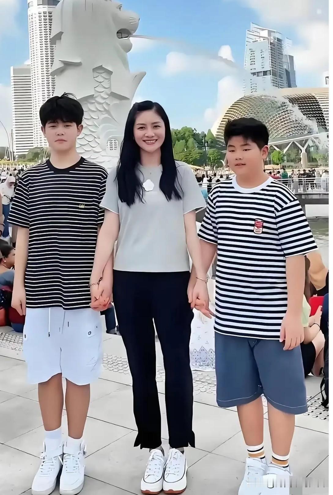 胡可与两个儿子安吉、小鱼儿在新加坡游玩的一张合影。曾经的小小萌娃，安吉已是高大少