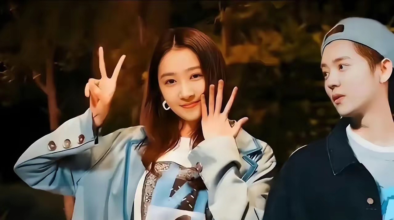 鹿晗关晓彤双顶流情侣分手后又复合了？女方主动求和，男方改掉了不好的熬夜酗酒习