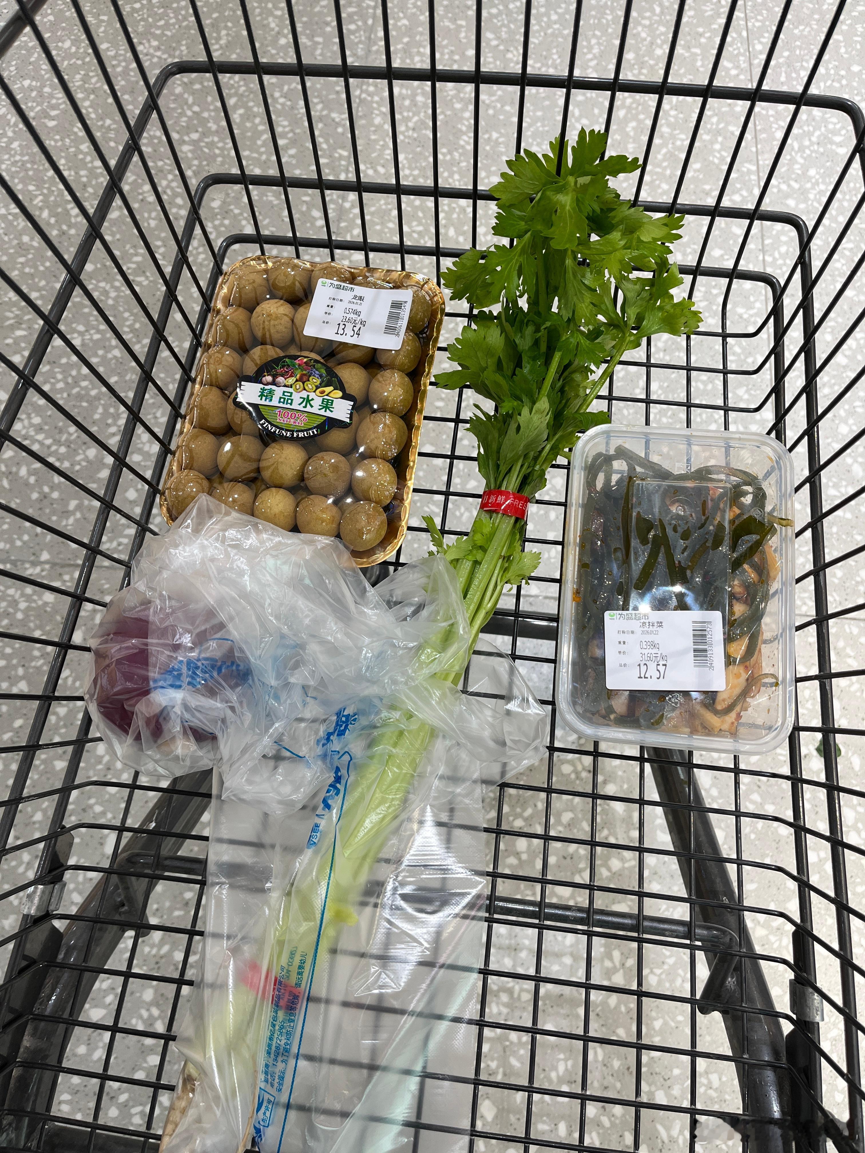 小家伙要吃龙眼，说好久没吃了，还挺会吃。我买了凉拌菜，中午配牛肉吃洋葱、芹菜晚上