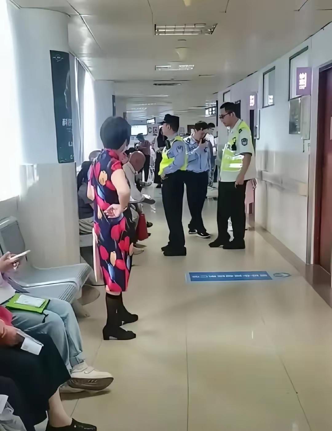 最近上海有个老人去医院看病，觉得医生不理他只顾着看手机，就打了110。等警察来了