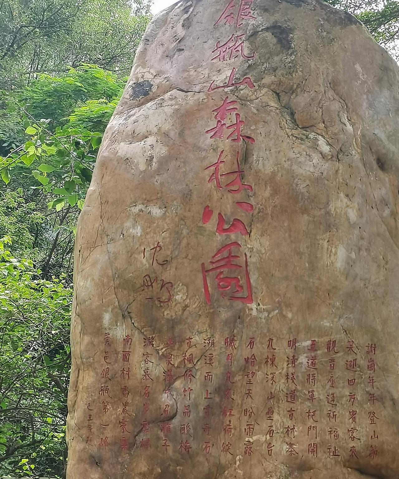 邻居跟他儿媳妇的关系，就像仇人般处着，谁也不服谁，谁也不让谁。邻居家早年做家电