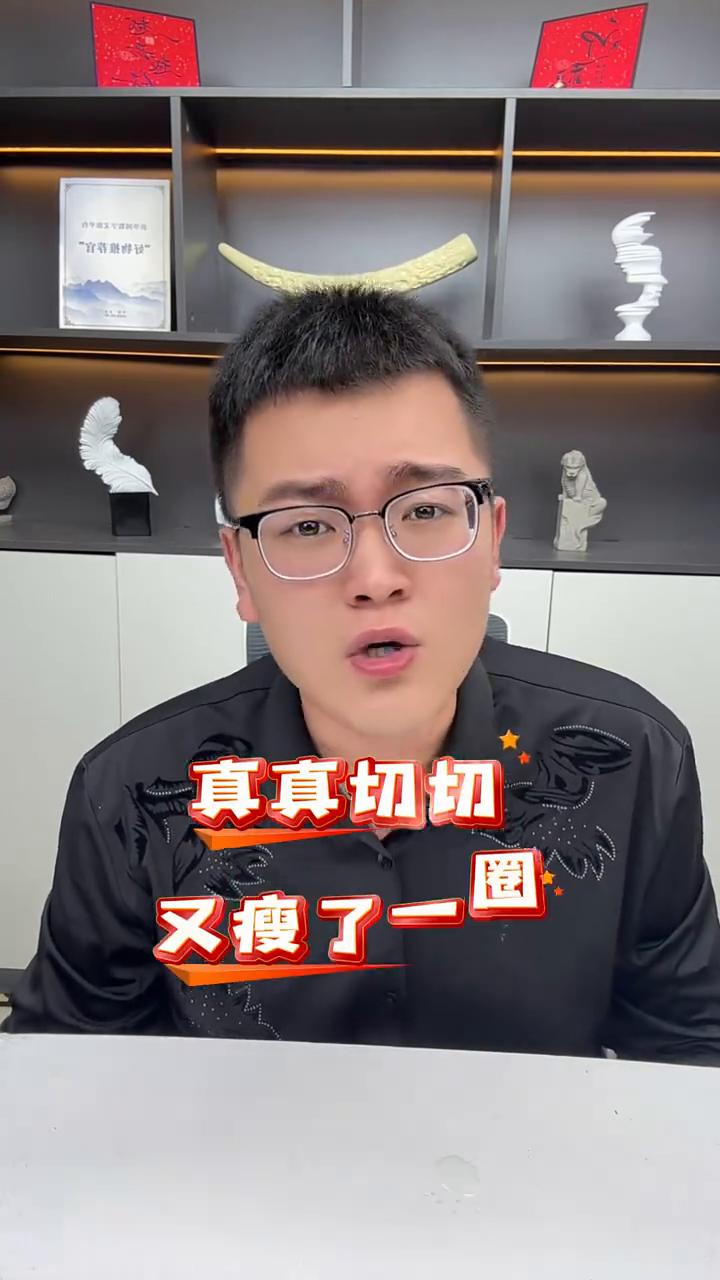 莎莎瘦了，崇明岛封训中。孙颖莎备战训练照新鲜出炉了，我盯着屏幕看了好久，不是因