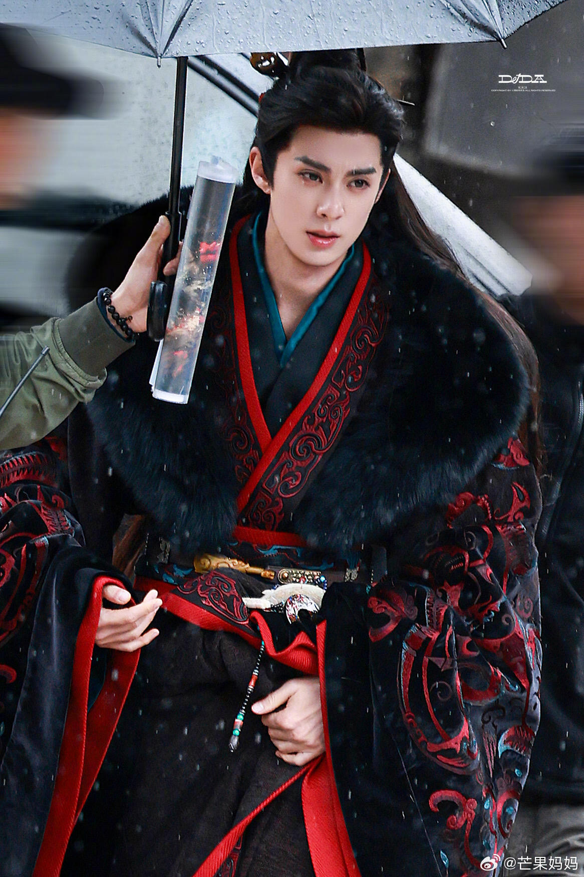 王鹤棣《将门独后》最新路透，帝王的贵气感，这个谢景行太权威了！！