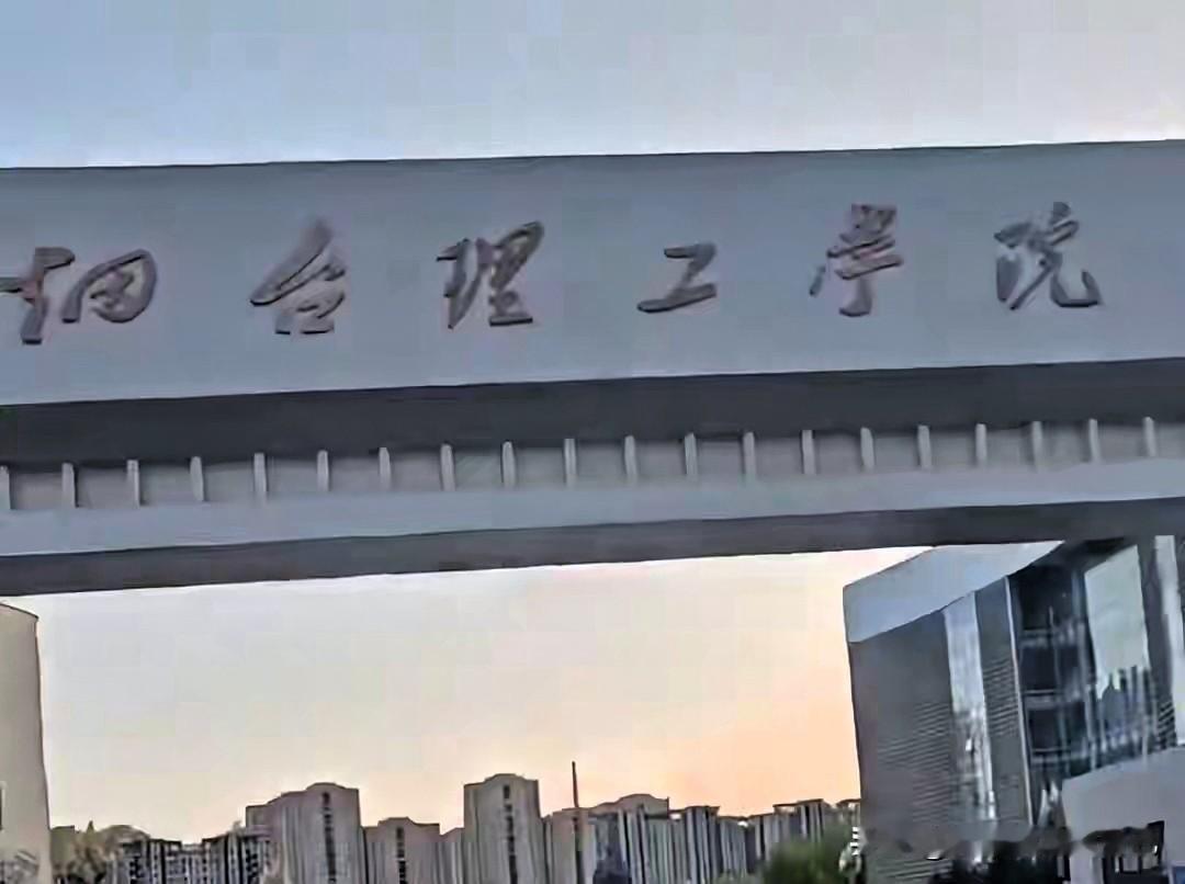 理工学院出事!女大学生坠亡71分钟才发现,10万想打发家属,校门被拦的样子真难看