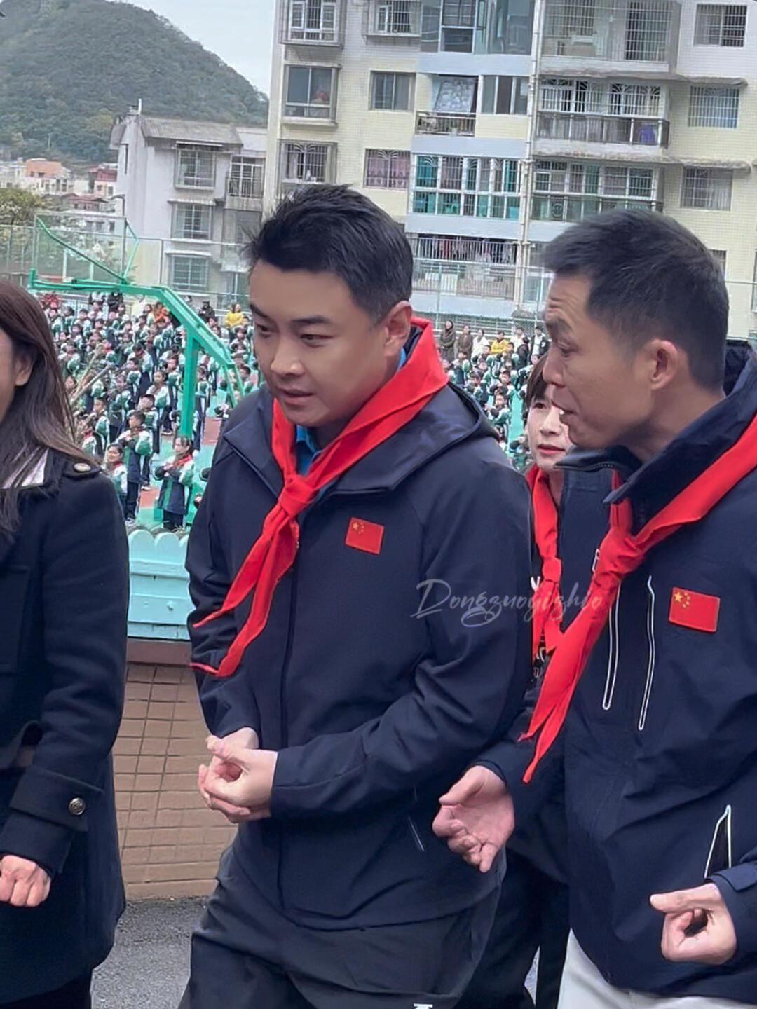 王皓在认真的沟通，这个年纪意气风发，四十岁来临之际，拼事业，家庭美满！不当教练