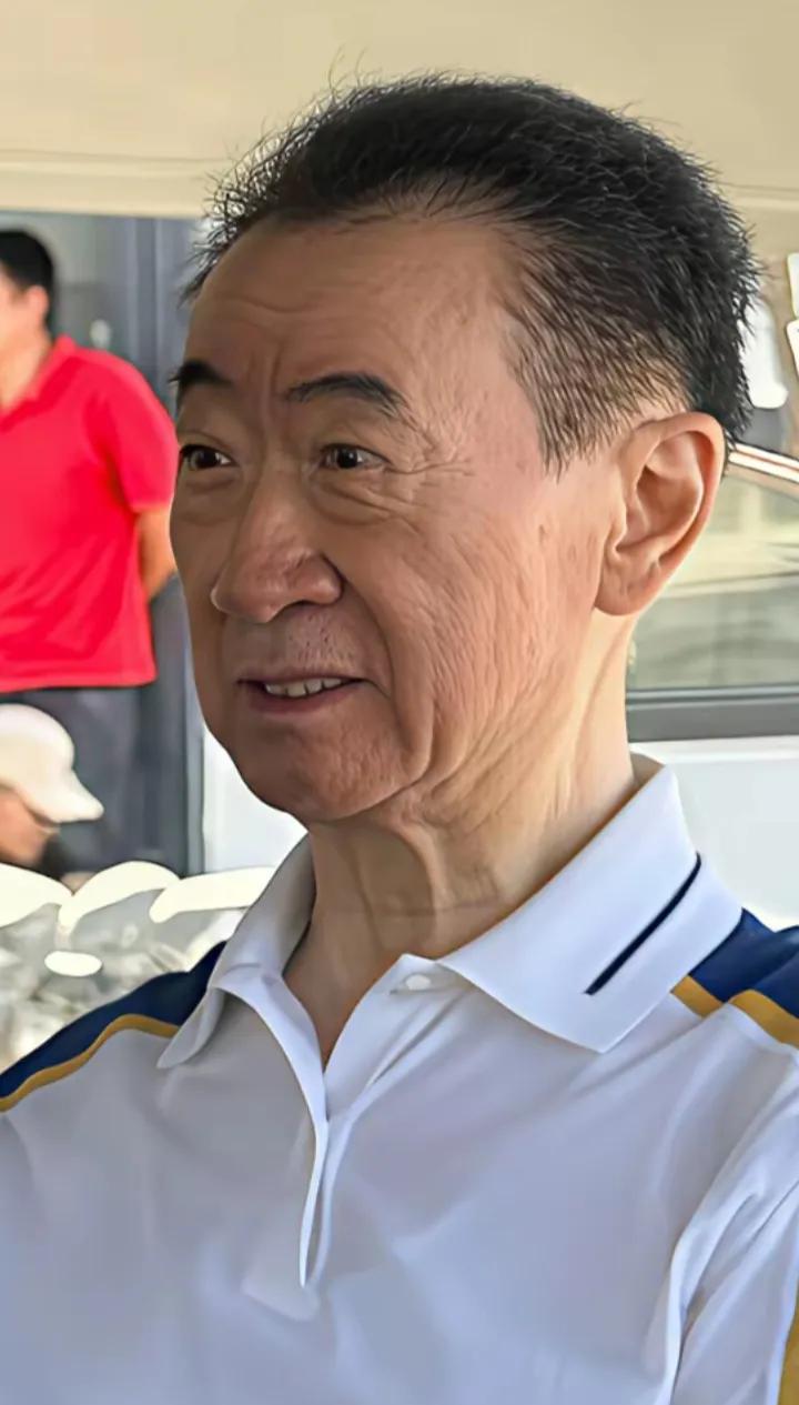 王健林暴瘦，与钱财无关，与儿子王思聪无关！那就是个人健康问题，年龄到了，断崖式衰