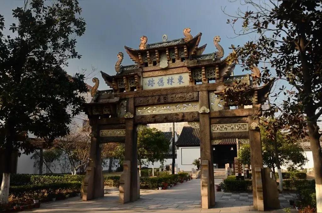 生祠，指的是人还活着，就给他建成了祠堂，中国历史上著名的生祠，有下面几个：明