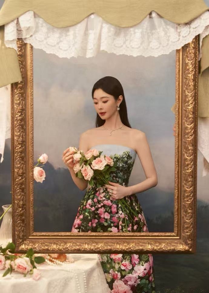 宋轶的裙子上有99朵玫瑰花把鲜花穿成艺术！宋轶这条玫瑰裙太绝了，99朵玫瑰错落