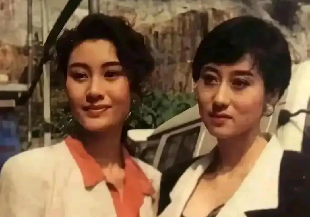 利智和李嘉欣，绝对是那个年代的绝代双骄。一个美貌无人能及，一个身材无人能比。佩服