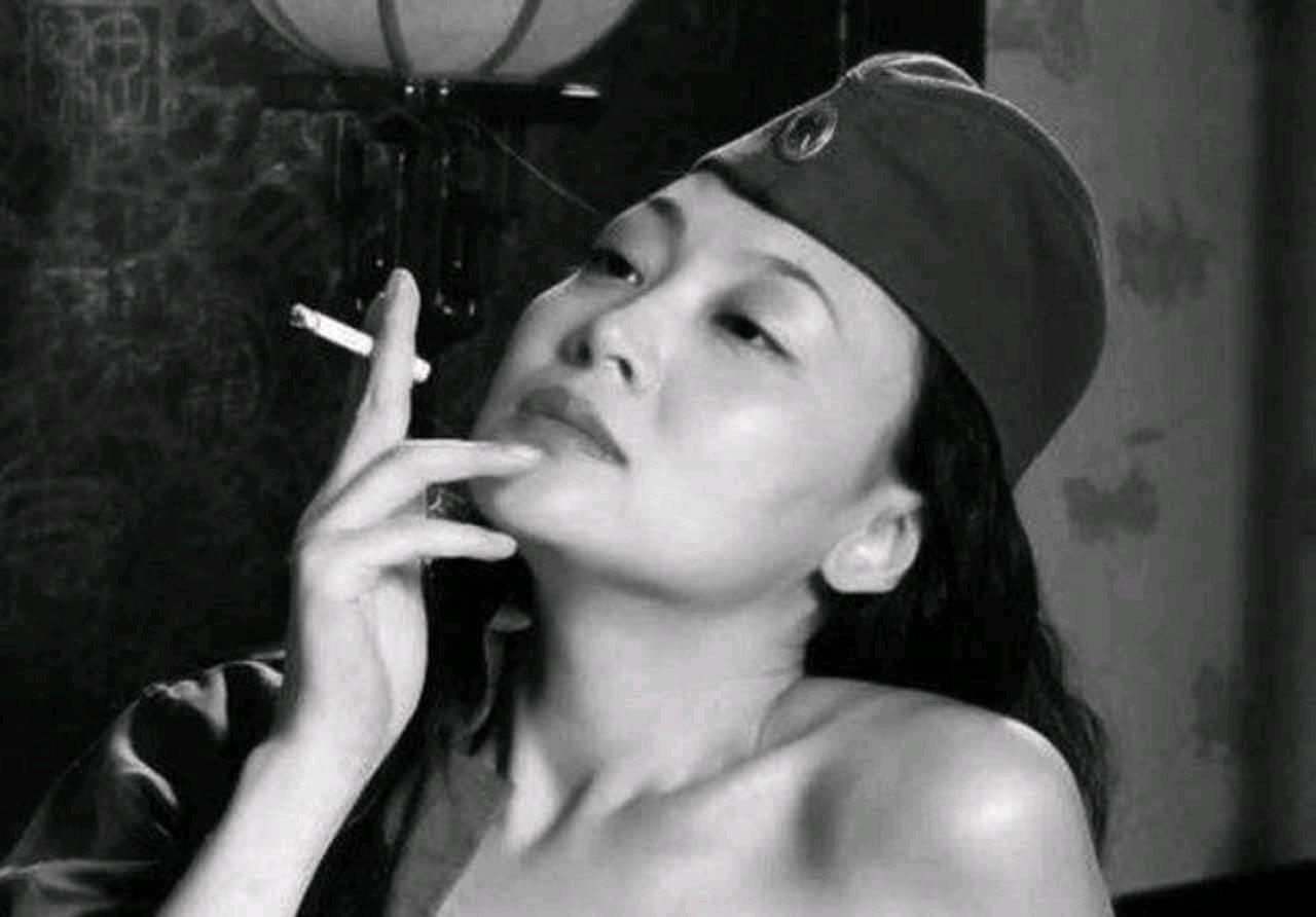 大上海第一交际花〝上海舞后”李丽，陪睡日本军官就寝，以身体换取机密情报，消灭日本