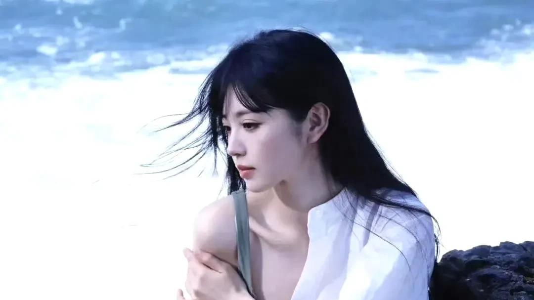 田曦薇这是美到离谱！一袭白裙勾勒玲珑曲线，皮肤白皙似雪，眼神灵动俏皮，时而歪头浅