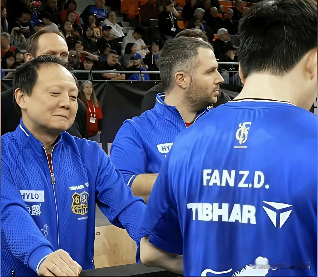 有人开玩笑说，樊振东又栽培了一名冠军教练，其实从王志教练的表情就可以看出，还