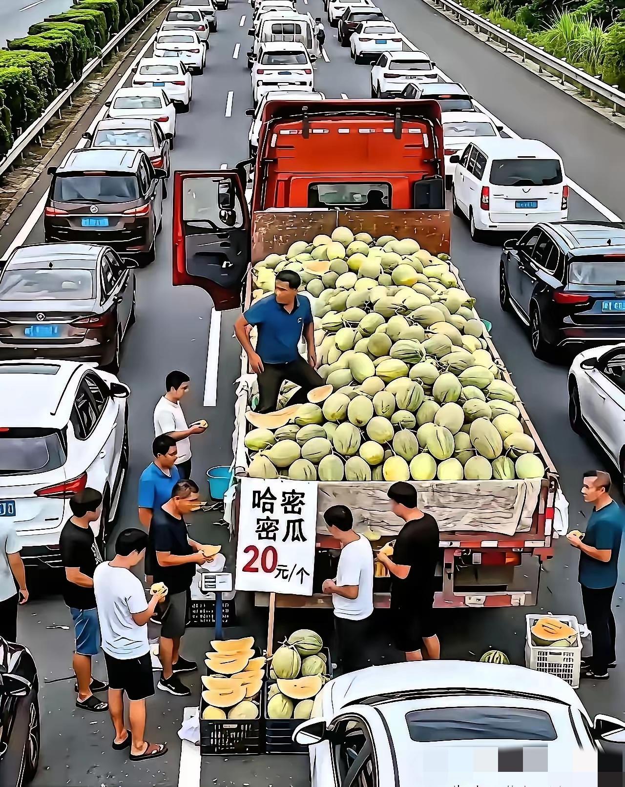 国庆高速堵到怀疑人生？人家哈密瓜农直接把堵车变“商机”！四五个小时纹丝不动，别人