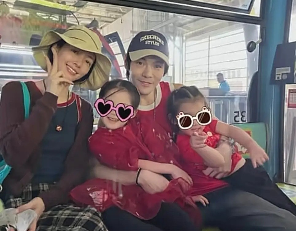 郭碧婷一家四口出游，向佐手臂都是肌肉，太壮实了。3岁二胎儿子个子长得真快，马上赶