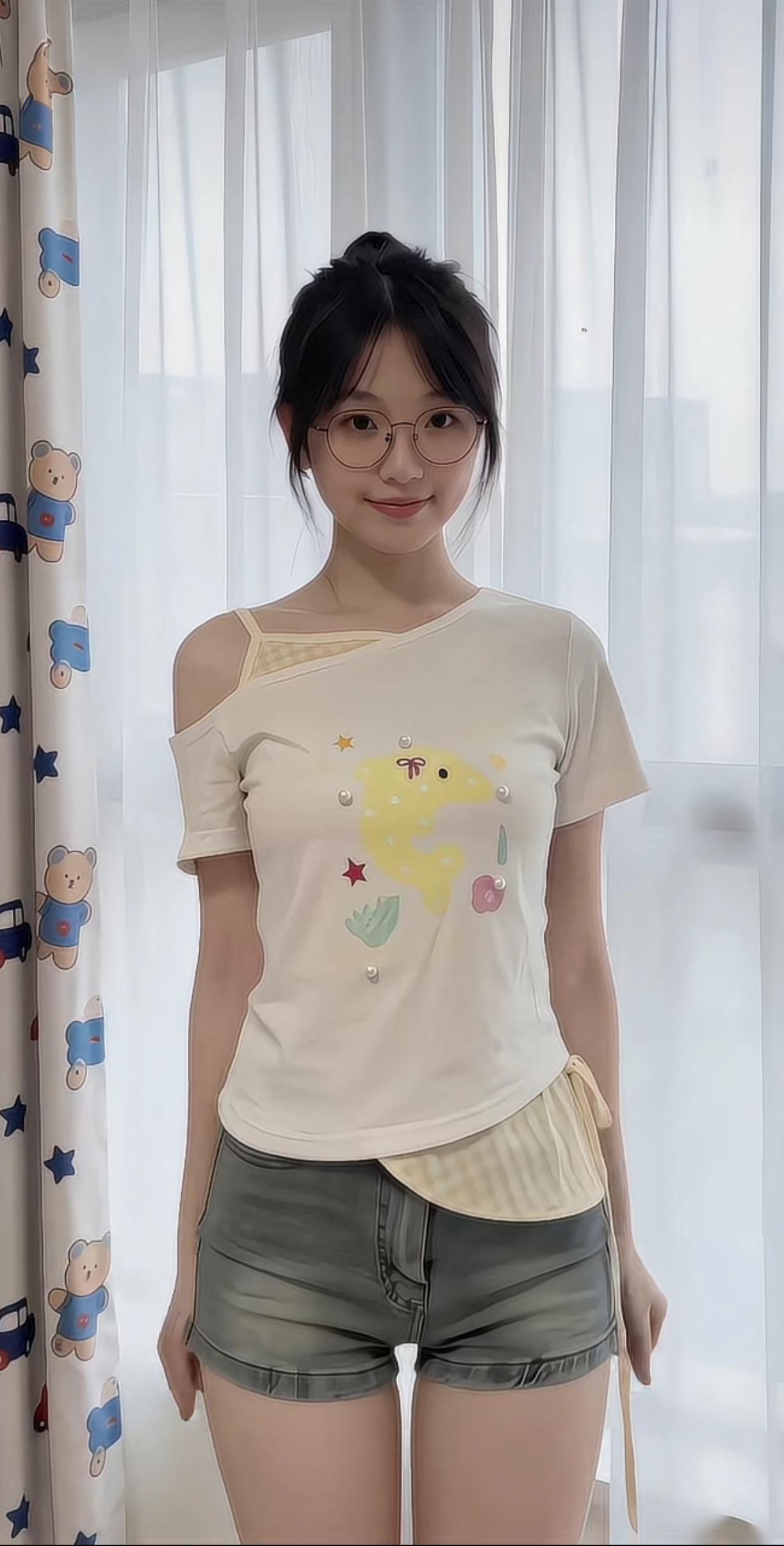 这位小姐姐穿着可爱卡通T恤，搭配短裤，笑容甜美。