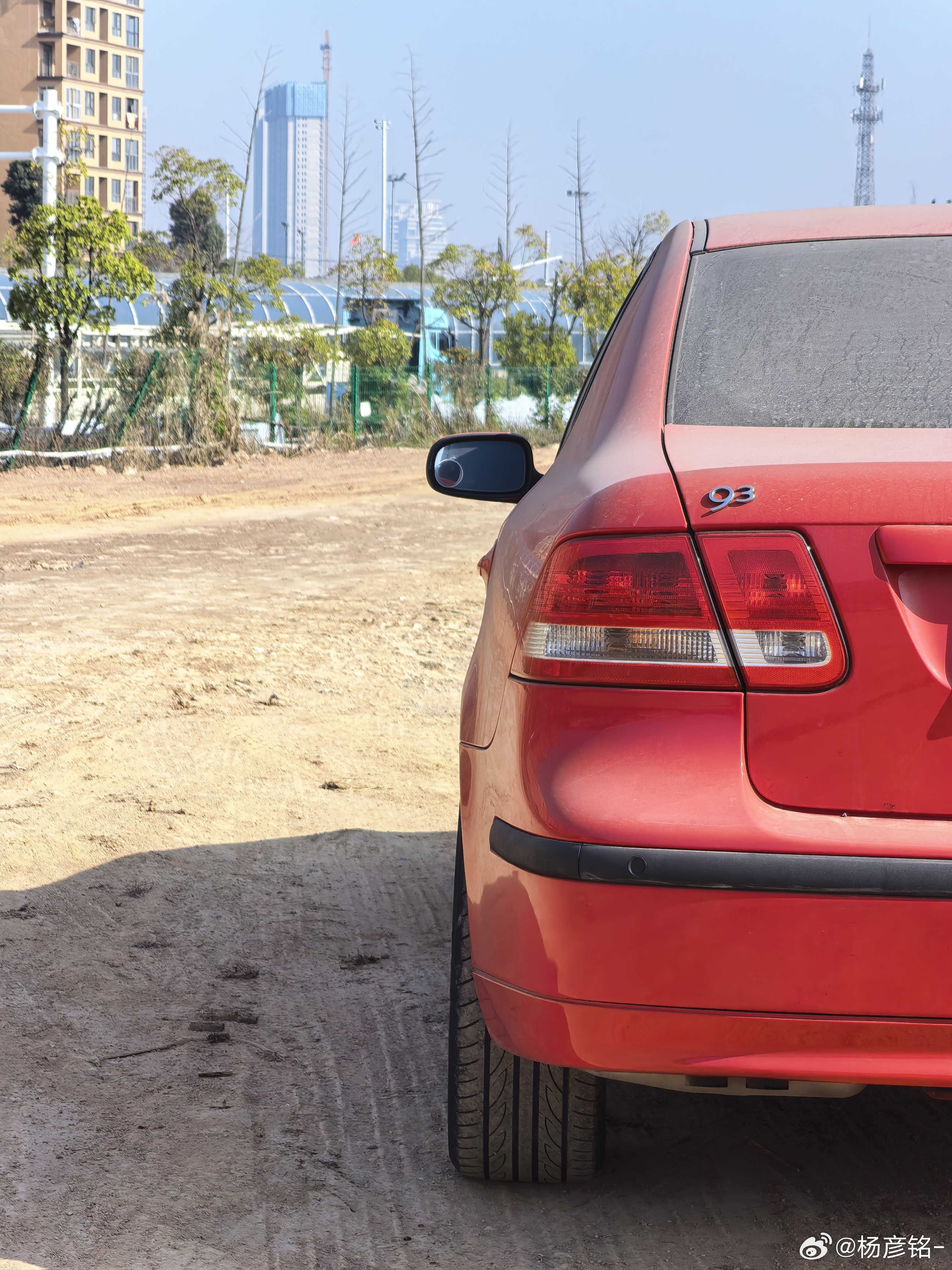 萨博93零几年左右那会儿坐过一次，银色外黑色内饰印象特别深是因为启动钥匙插在手刹