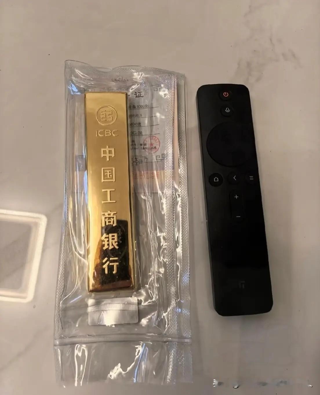 给手里持有黄金的朋友提个醒！今天赶紧考虑卖掉吧，网上刷到一位资深金价预测博主说，