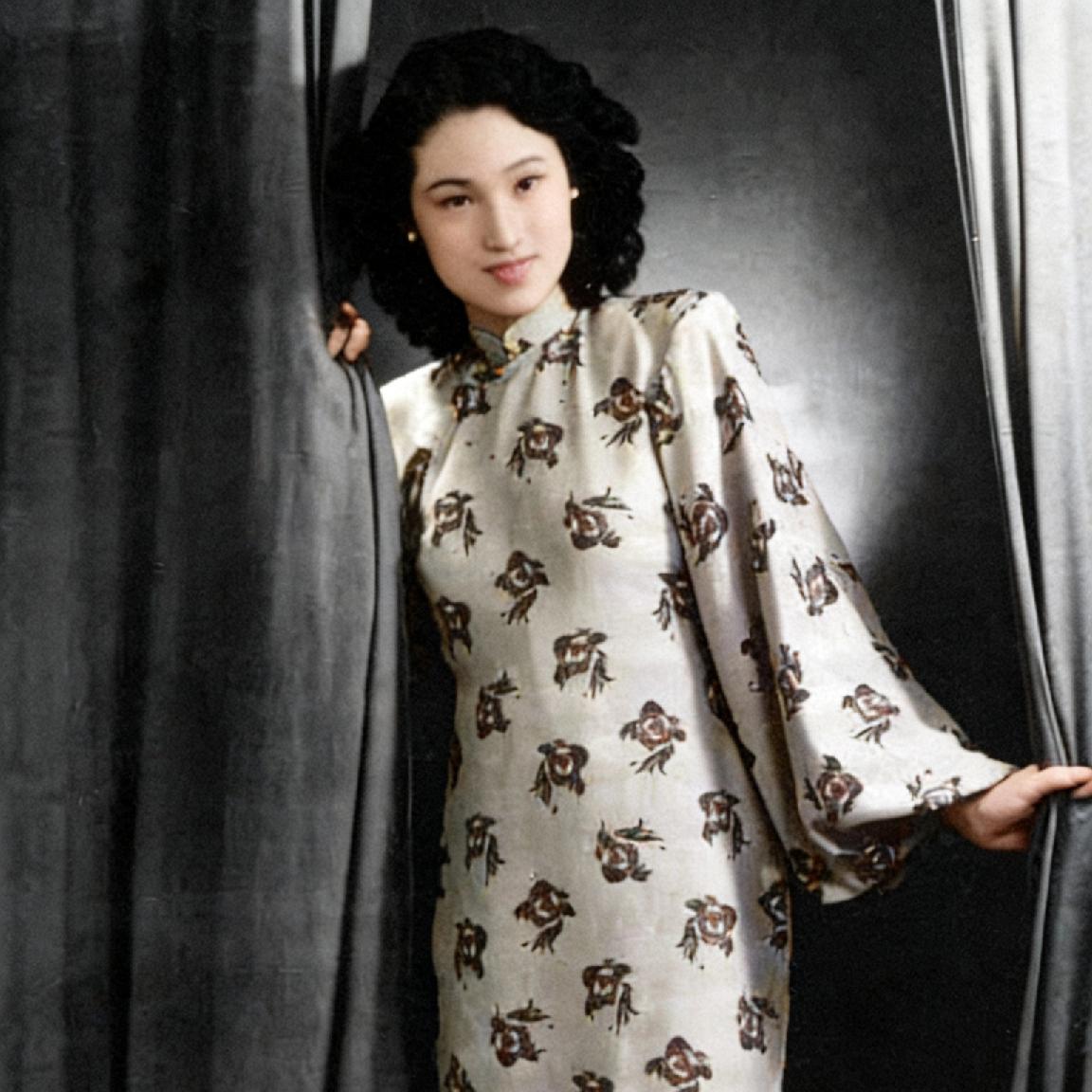 1944年，王文娟刚出道不久，留下了一张极为罕见的早期留影。照片中的她梳着当时最