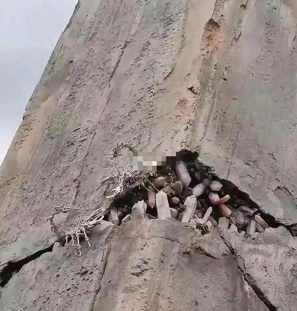 这面墙怪得很，缝里露出来的东西是什么？