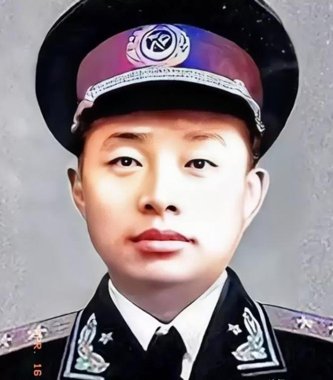 1955年，授衔台上，一张年轻稚嫩的面庞，却肩扛中将军衔，着实令人惊叹，不禁让人