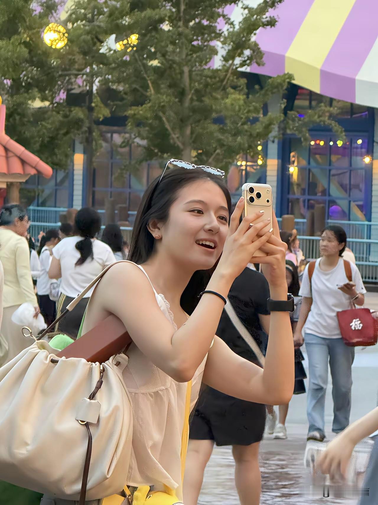 李兰迪好美好仙儿啊！看来明星和素人就是有壁。能成为大明星的肯定在气质上与众不