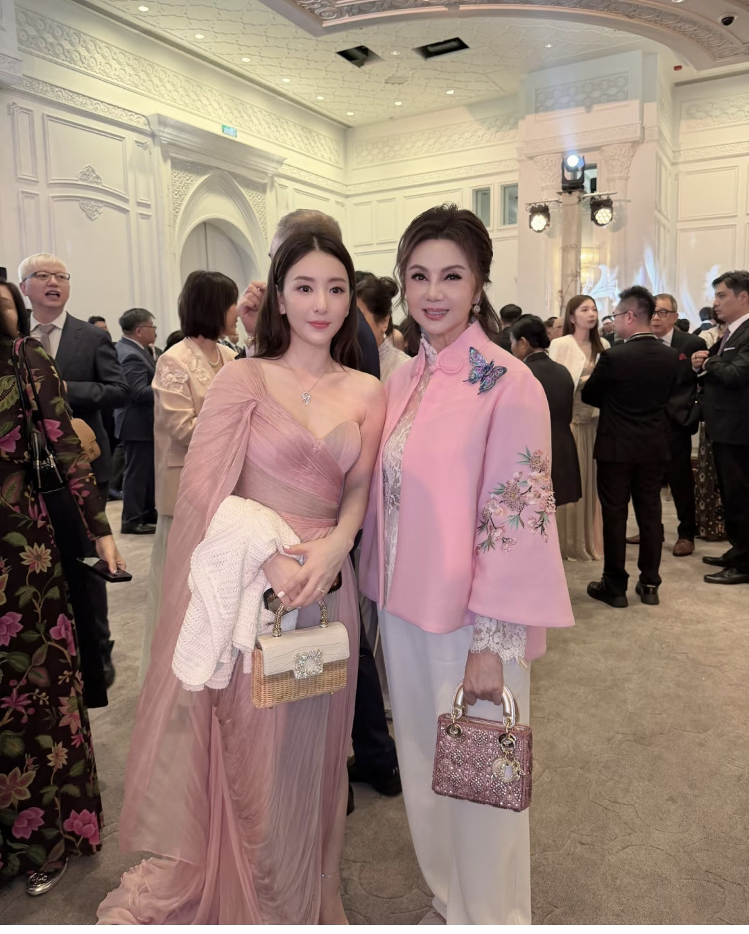 方媛在谢玲玲那里真的好被重视哦，自己在奚梦瑶的婚礼上，认识的人不多，也不爱去豪门圈子玩，可是去喝喜酒
