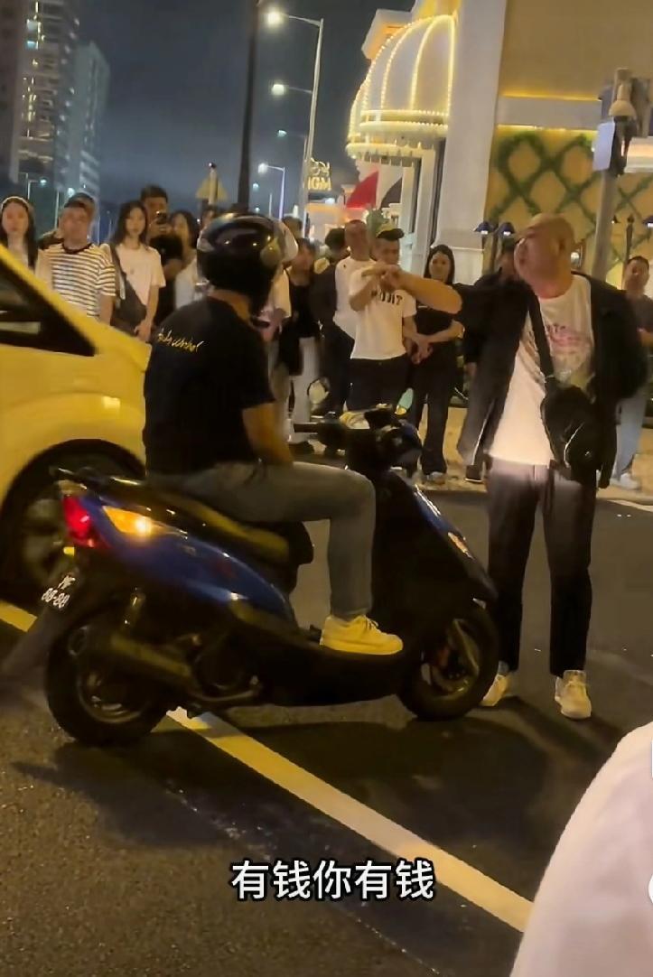 太丢人了！澳门。一名光头男子与他人发生街头争执，情绪激动时口出狂言，声称:“都是